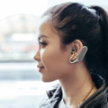 両耳に装着するスマートイヤホン「Xperia Ear Duo」