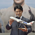 JAL、「西郷どん」特別塗装機を就航！鈴木亮平が搭乗客を見送り