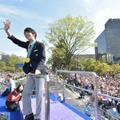 羽生結弦選手の祝賀パレードが開催！ファンに手をふって応える