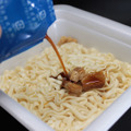 オイどーすんだよコレ！　謎のカップ麺「明星 一平ちゃん夜店の焼うどん いなり寿司味」を喰らう！