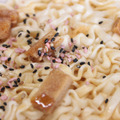 オイどーすんだよコレ！　謎のカップ麺「明星 一平ちゃん夜店の焼うどん いなり寿司味」を喰らう！