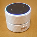 Echo Dot専用の「KIWI design Dot（Newモデル）用充電台バッテリーベース」。裏面に給電用の短いUSBケーブル、電源スイッチ、バッテリー充電用のmicroUSBコネクターを備える