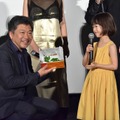 是枝監督、佐々木みゆからのお手製パルム・ドール像のプレゼントに感激