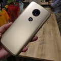 moto e5の背面。樹脂ですが質感高く仕上がっています。指紋センサーの中に「M」がすてき