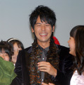　「第21回 東京国際映画祭」オープニングイベントで、コンペティション部門の「ブタがいた教室」からは、妻夫木聡さんが子ブタを抱いて、26人の子どもたちと登場した。