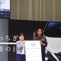 大坂選手と星野日産専務（日産グローバル本社）