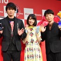 新田真剣佑、浜辺美波、星野源【写真：竹内みちまろ】