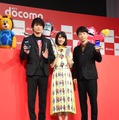 新田真剣佑、浜辺美波、星野源【写真：竹内みちまろ】