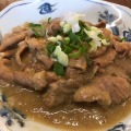 煮込まれたもつ煮。一味唐辛子を振って食べれば、寒い時期もうれしい。