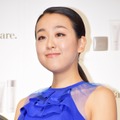 浅田真央、ボディラインくっきりの鮮やかな青ドレス姿で登場！会場からはため息！