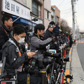 東京拘置所前の報道陣　(c) Getty Images