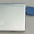 　シーエフ・カンパニーは、マキテック製のバックアップ機能付き携帯型ハードディスクドライブ「モバイルディスク」の販売を12月25日に開始する。