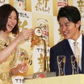 足立梨花、鈴木亮平【撮影：小宮山あきの】