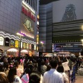 佐野勇斗ら小さな恋のうたバンド、歌舞伎町でフリーライブ