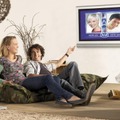 普及帯価格で、未来の視聴環境である壁掛け式液晶テレビ、インタラクティブな投票機能なども実現（イメージ）