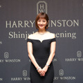 佐々木希、肩出しドレス姿に“総額約4.4億円”のジュエリーに緊張！