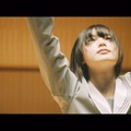 欅坂46・平手友梨奈のソロ曲「角を曲がる」ミュージックビデオ公開！