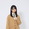 日向坂46上村ひなの、ブランドビジュアルで制服姿など披露