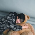 平手友梨奈、クマのぬいぐるみを抱きしめる愛らしい姿披露