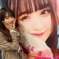 Kirari、ポスターに写る自分と2ショット！Wで「かわいすぎる」の声