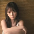 乃木坂46・与田祐希、キャミソール姿で物憂げな表情……16Pロンググラビア披露