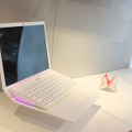 今後開発予定の折り紙をモチーフにしたASUSTeKの次世代EeePCの原寸模型