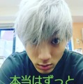 山田裕貴の新鮮な銀髪ヘア公開「本当はずっとこの色がいい」