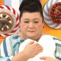 「ロボットペットの世界」を味わうマツコ・デラックス（C）TBS