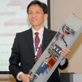 HP SE2120を持つISSビジネス本部ビジネスデベロップメント部部長の正田三四郎氏