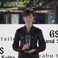 鈴木保奈美が「SUITS OF THE YEAR」受賞！オーダースーツ姿でバーチャル授賞式に！