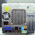 背面にはHDMI端子、S/PDIFの出力端子、USB 2.0ポート×4、eSATAポート×2、IEEE1394ミニポート、音声出力端子×4（セントラル／低音用、サラウンドバック用、サイドサラウンド用、正面アウト用）、音声入力端子がある