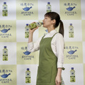 吉岡里帆がエプロン姿で“バリスタ見習い”! 苦手なお菓子作りも克服?