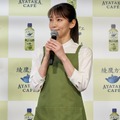 吉岡里帆がエプロン姿で“バリスタ見習い”! 苦手なお菓子作りも克服?