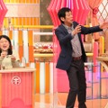 左から）横澤夏子、明石家さんま（C）フジテレビ
