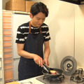 「サステナ手料理」に挑戦する生田竜聖アナウンサー（C）フジテレビ