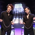 左から）井上芳雄、堂本光一（c）フジテレビ