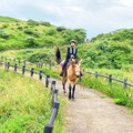 ルーシーちゃんに乗馬する平祐奈