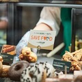 スタバ、閉店前にフード2割引！フードロス削減プログラムで