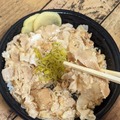 “コク旨ガッツリ”の特製丼「とんこつ背脂すた丼」を試食したらやみつきに！