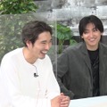 左から）柄本佑、金子大地（C）フジテレビ