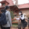 東京ディズニランドに新オープンした『美女と野獣』エリア“ガイドツアーキャスト”に密着！
