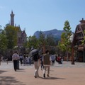 東京ディズニランドに新オープンした『美女と野獣』エリア“ガイドツアーキャスト”に密着！