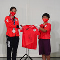 エスコートキッズにサイン入り「TEAM RED T シャツ」をプレゼントする石川佳純選手