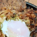 背脂たっぷりの“極上大判カルビ”が旨い！「すたみな極カルビステーキ丼」を実食!