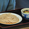 紺野彩夏、埼玉県所沢市のうどん名店「うどきち」で名物「肉汁うどん」を堪能