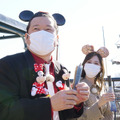 左から）佐藤二朗、白石麻衣（C）Disney