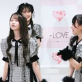 ＝LOVE（前列左から）大谷映美里、齊藤なぎさ、（後列）諸橋沙夏【撮影：小宮山あきの】