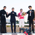 東京大賞典を勝利した M・デムーロ騎手と弟の C・デムーロ騎手、菜々緒、志尊淳との記念撮影