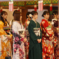 乃木坂46メンバー8名が乃木神社で新成人式！艶やかな晴れ着姿を披露