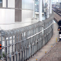 名古屋駅ホームから東京方を見る。線路に沿う黒いケーブルがLCXケーブルだと思われる